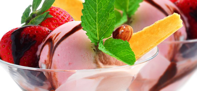 Десерт Малибу с мороженным и клубникой